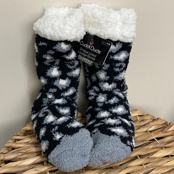 🆕 Cuddl Duds Black and White Fuzzy Socks! - Picture 2 of 9